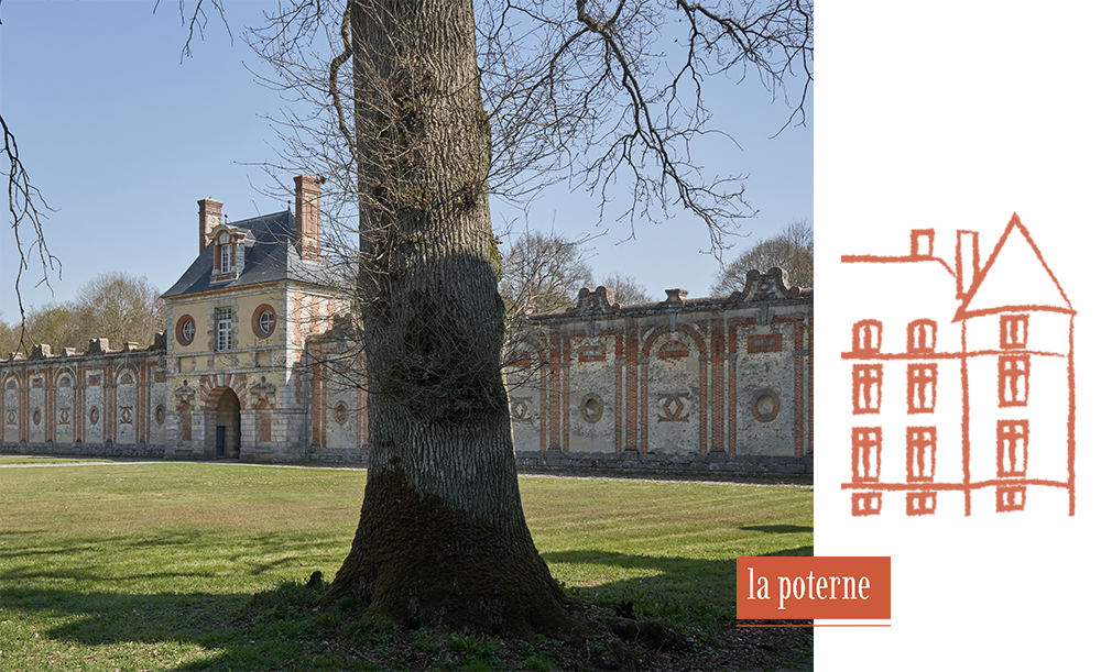 bandeau : "la poterne" et photo de la porte et murs de l'enceinte du château avec un arbre au premier plan