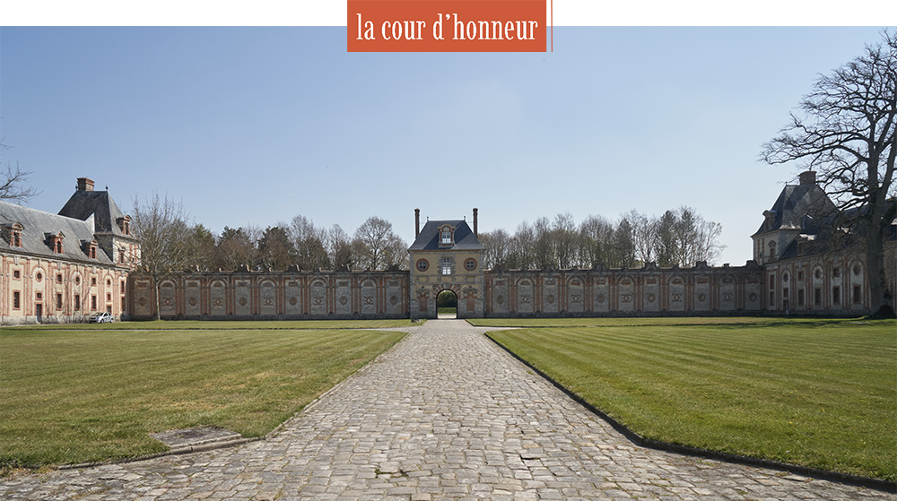 bandeau : "la cour d'honneur" et photo de la cour d'honneur spacieuse pour accueillir les équipes de tournages et le matériel