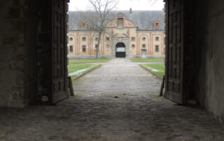 Porte d'entrée de l'enceinte du château