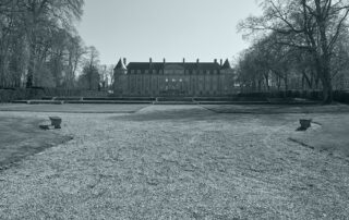 photo noir et blanc du château de fleury depuis le parc