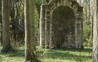 bâtisse en pierre dans le parc du château