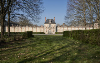 porte d'entrée et murs de l'enceinte du château vu de l'extérieur