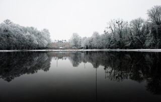 plan d'eau dans le parc du château de fleury sous la neige en hiver