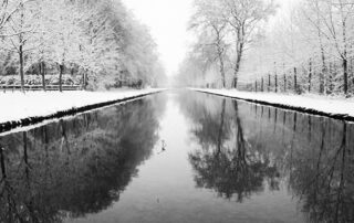 canal sous la neige en hiver