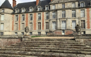 Façade du château et escalier extérieurs en premier plan