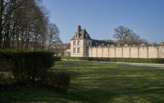 tour et murs de l'enceinte du château vu de l'extérieur